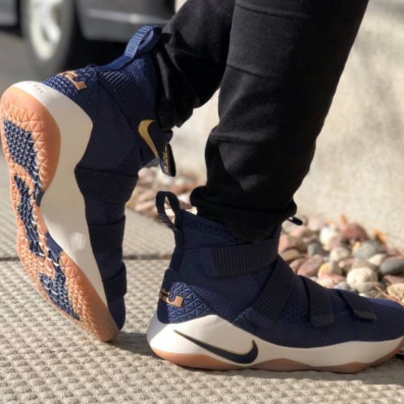 Nike Lebron SoldierXL Basketball Shoes